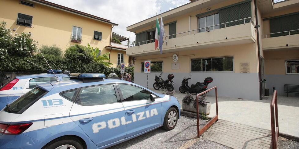 Mentre la compagna lo denuncia lui aggredisce i poliziotti: arrestato a Pescia