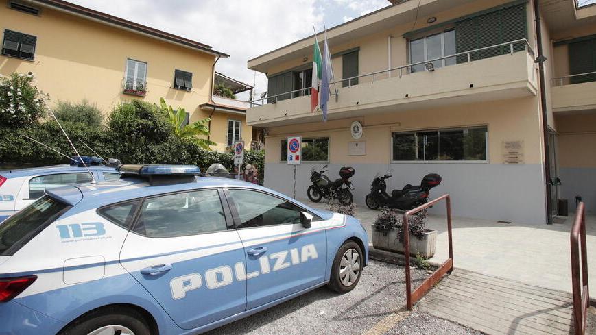 Mentre la compagna lo denuncia lui aggredisce i poliziotti: arrestato a Pescia