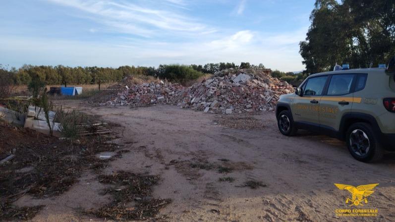 Una discarica di rifiuti speciali nel suo terreno: imprenditore denunciato