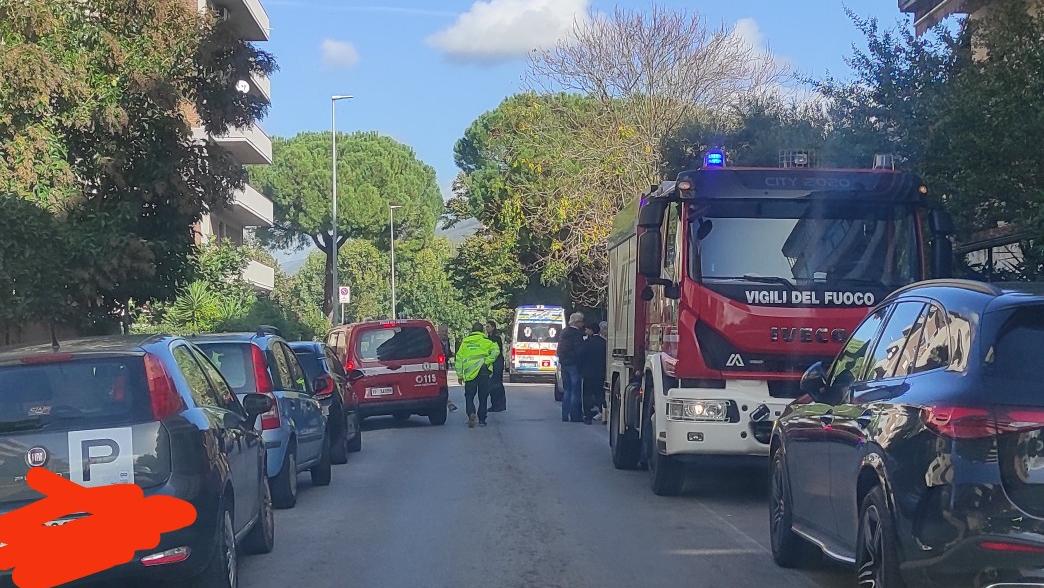 L'intervento dei vigili del fuoco in via Fermi alle Badie