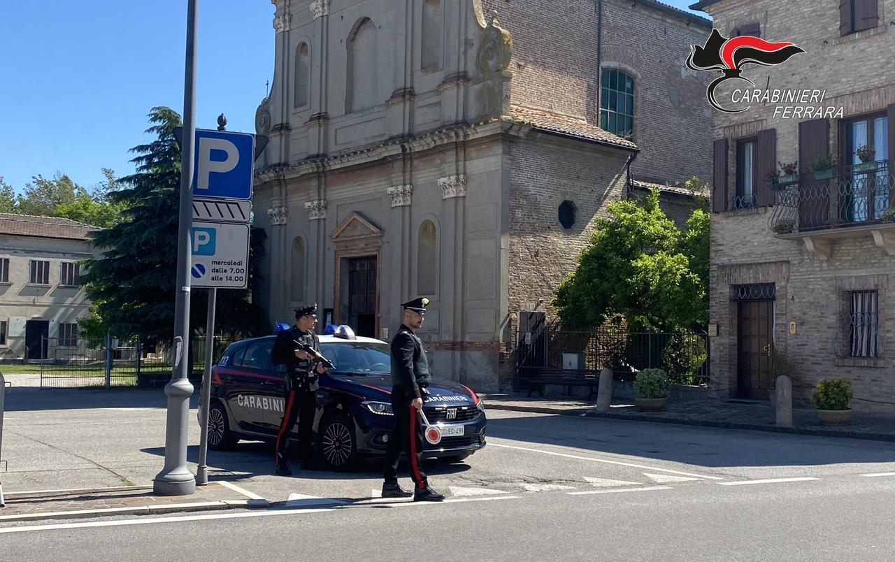 Ro, maltratta i familiari mentre è agli arresti domiciliari: denunciato e portato in carcere