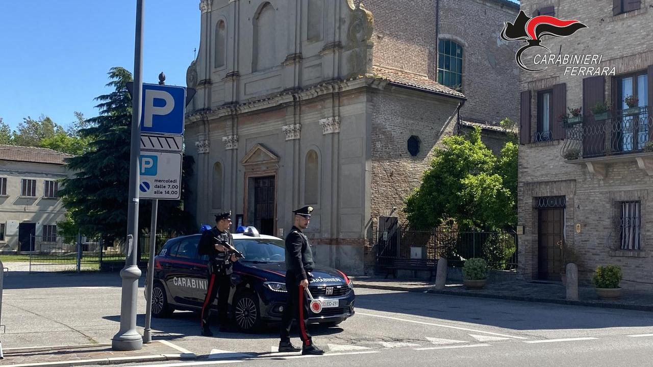 Ro, maltratta i familiari mentre è agli arresti domiciliari: denunciato e portato in carcere