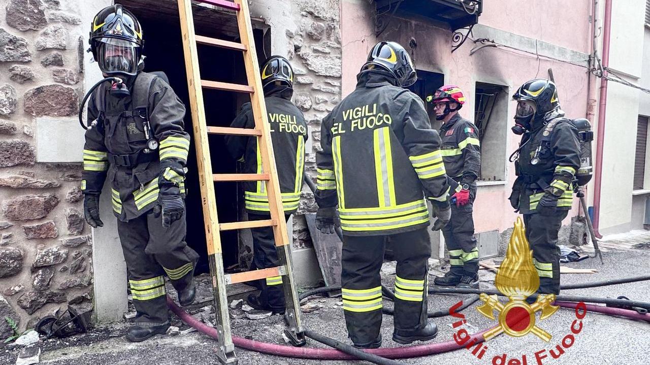 L’incendio divora la casa: salvi per miracolo i genitori e i quattro figli, ma hanno perso tutto – che cosa è successo