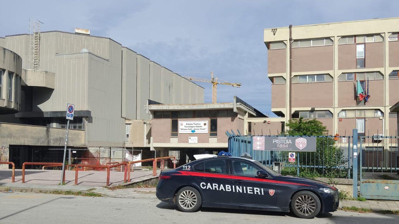 I carabinieri davanti all'istituto Fedi Fermi