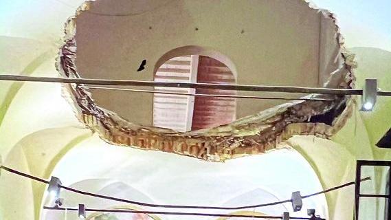 La volta crollata nel convento del Giaccherino (foto Nucci)