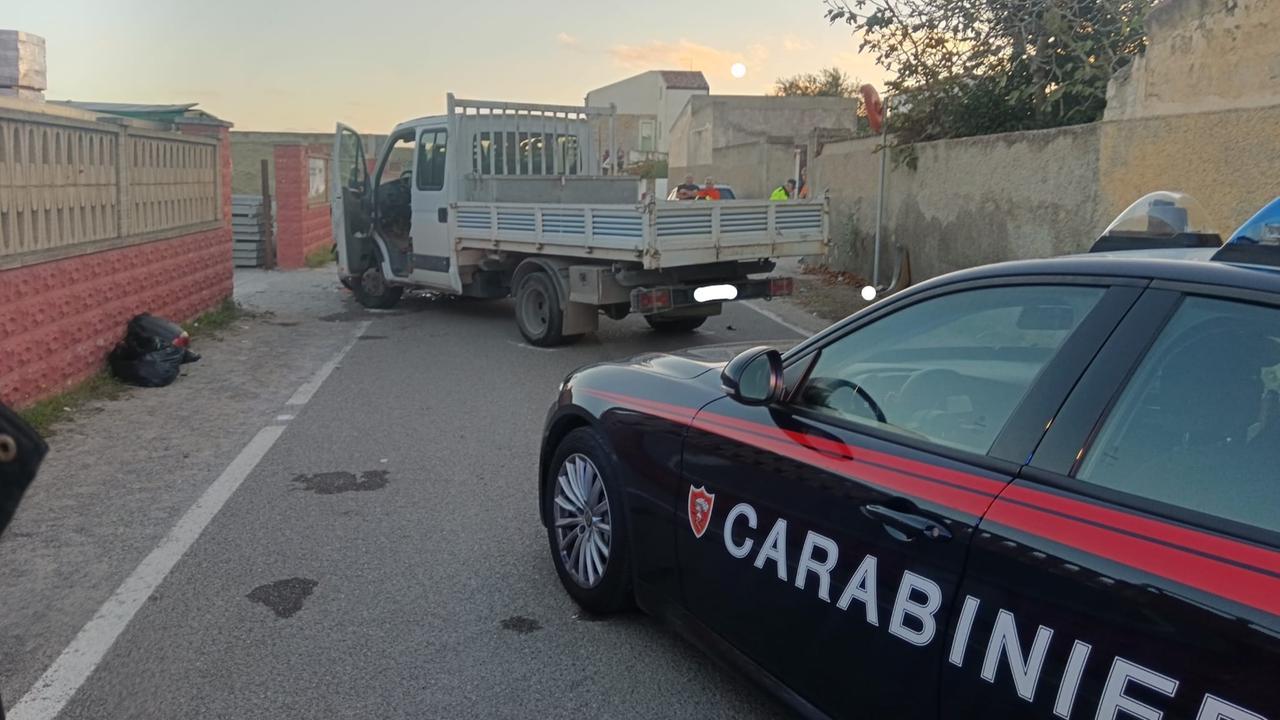 Scontro frontale tra un furgone e una moto, uomo trasportato in elisoccorso: è in pericolo di vita