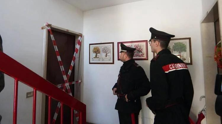 Si toglie il braccialetto elettronico e uccide a coltellate la compagna: arrestato