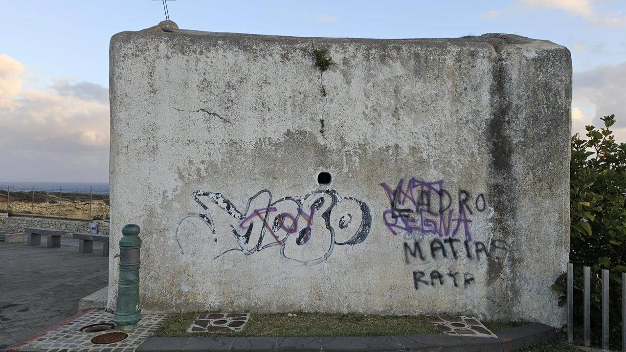 Sdegno a Porto Torres, i vandali imbrattano la chiesetta di Balai lontano