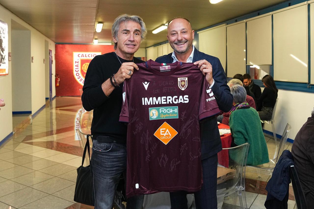 Reggiana-Modena, Luciano Ligabue allo stadio ad assistere al derby: per lui spunta la numero “1” granata