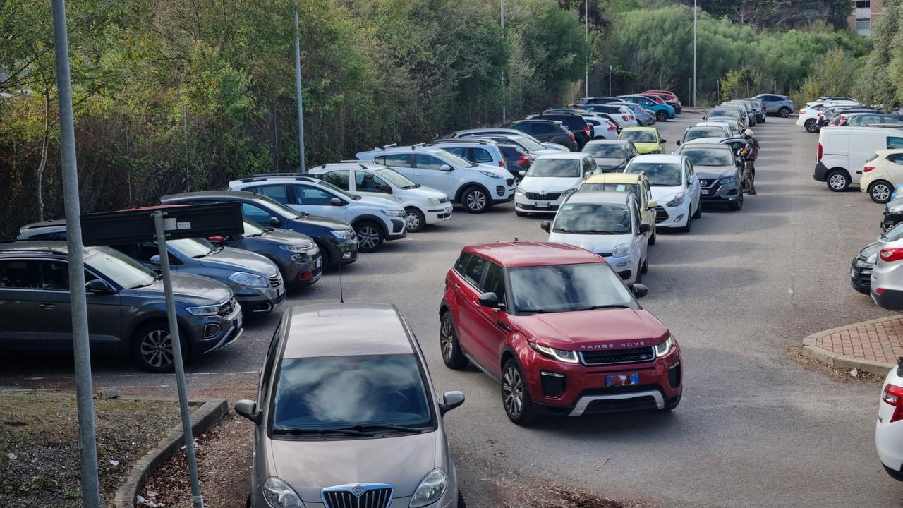 Ospedali: è emergenza parcheggi. La Uil: «Ce ne sono 300 inutilizzati»