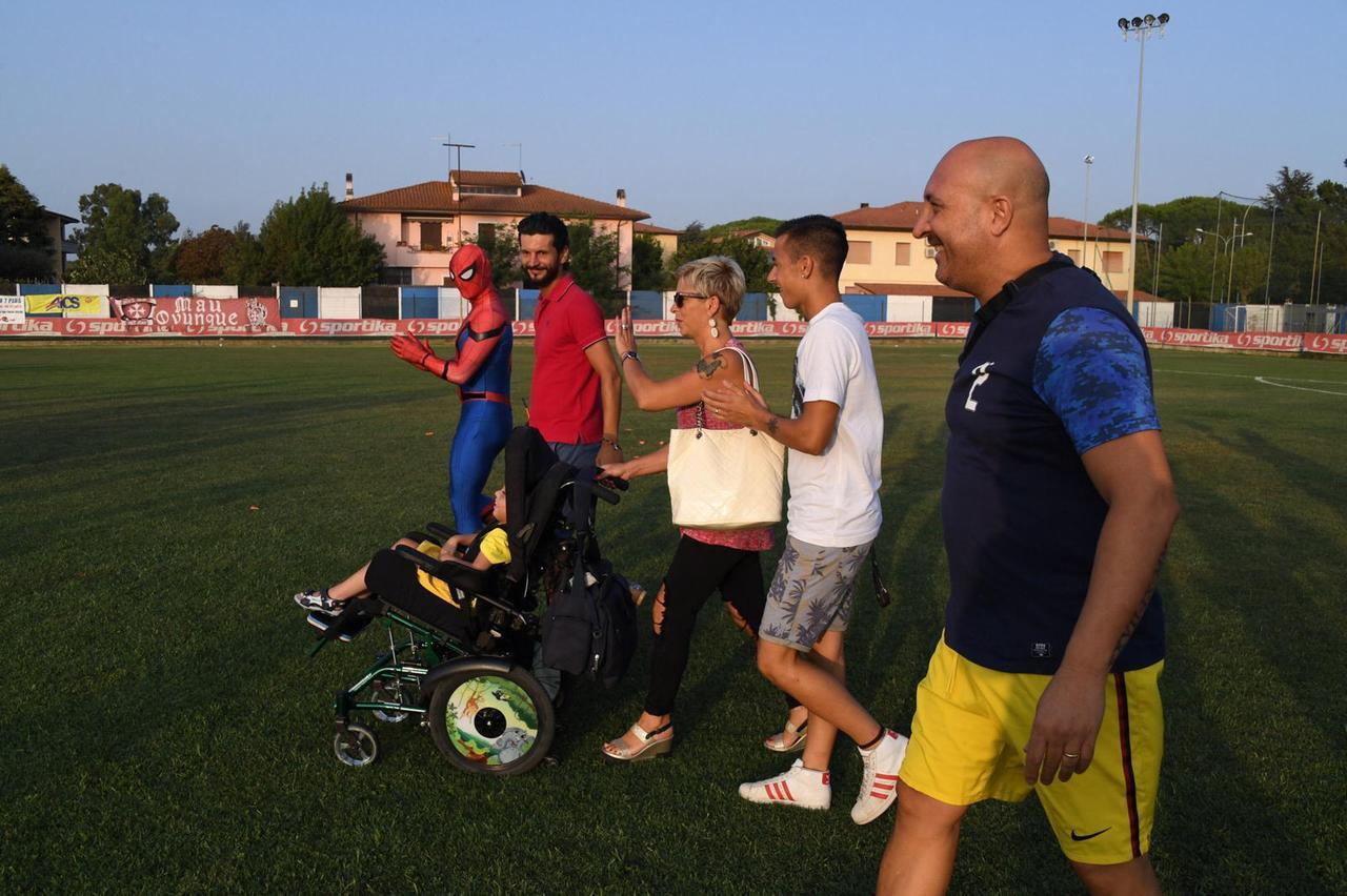
	Christian in un campo da calcio durante un'iniziativa di beneficenza

