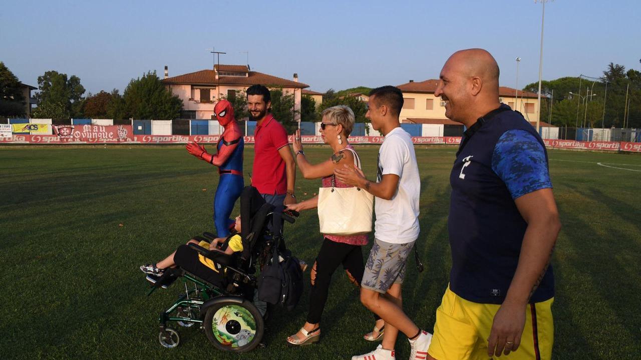 Christian in un campo da calcio durante un'iniziativa di beneficenza