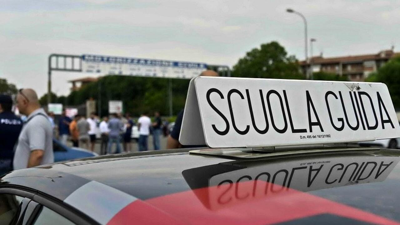 Patente di guida dal primo novembre più cara e a breve si potrà ottenere a 17 anni: tutte le novità