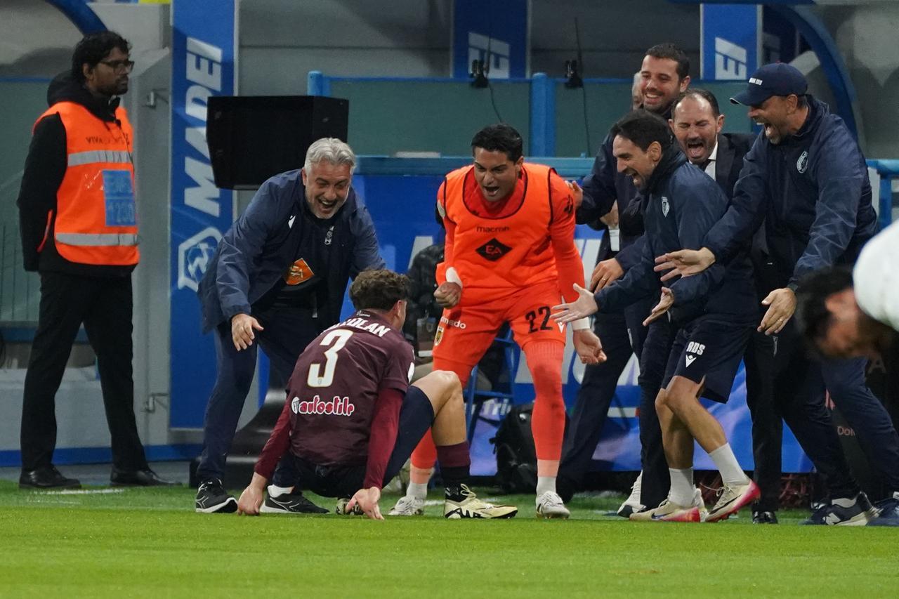 Bozzolan regala una notte magica alla Reggiana: il Modena capolista si arrende – Rivivi la cronaca della partita