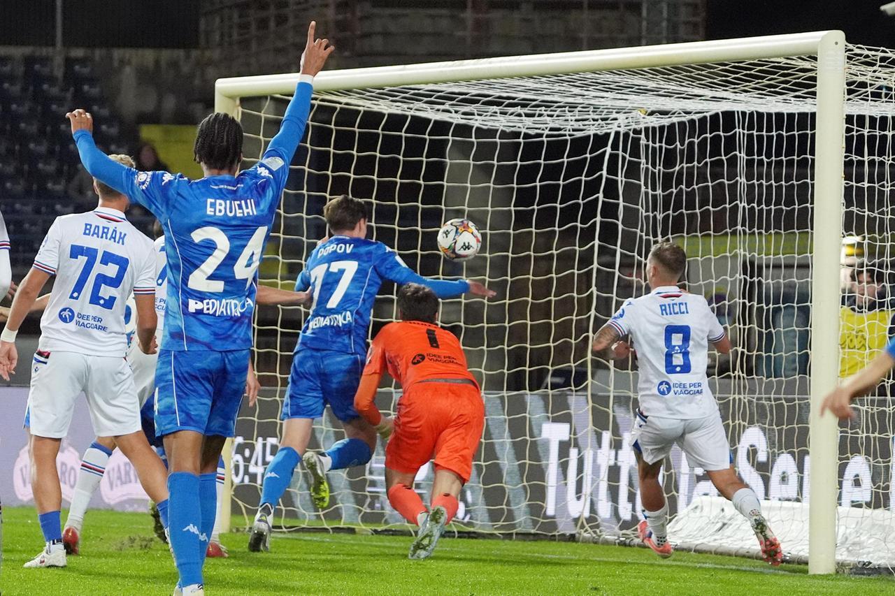 
	Popov spinge il pallone in porta per il vantaggio azzurro (foto Nucci)

