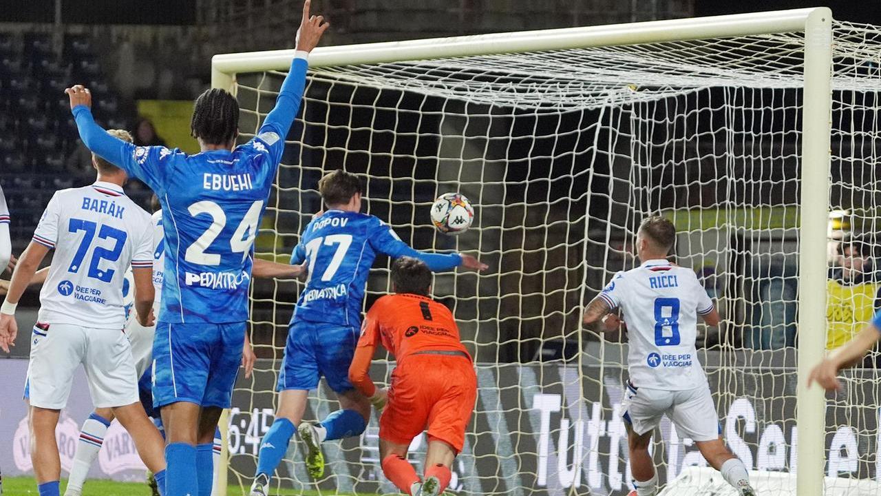 Popov spinge il pallone in porta per il vantaggio azzurro (foto Nucci)