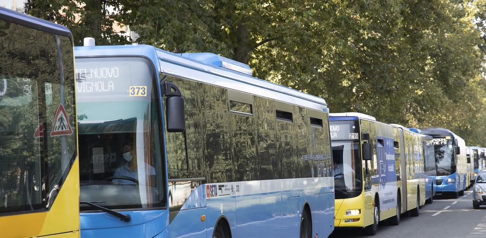 A 10 e 13 anni allontanati dal bus: «I miei figli lasciati in strada»<br>
