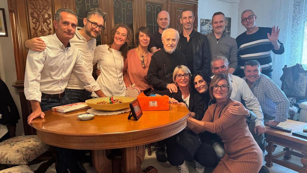 Copparo, gli alunni del 1981 si ritrovano a casa del maestro