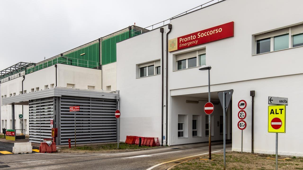 Ferrara, si fanno portare in ospedale e danno in escandescenze