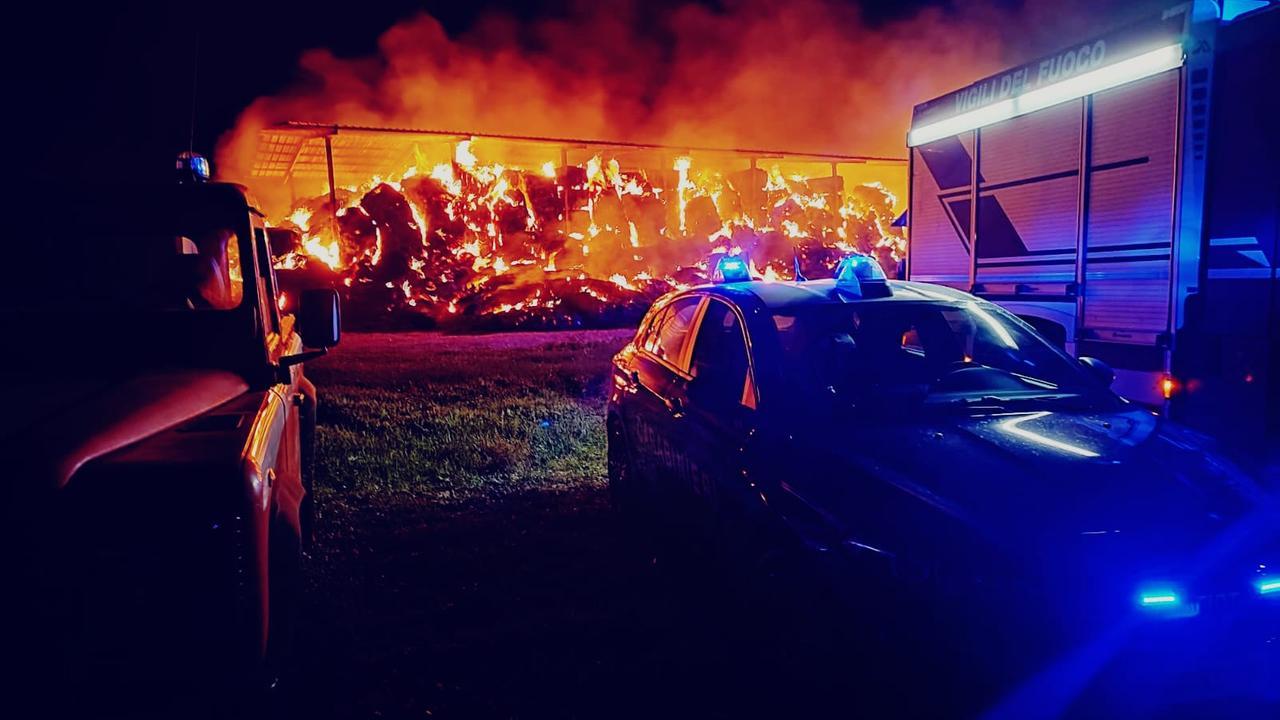 Incendio devasta un deposito di fieno