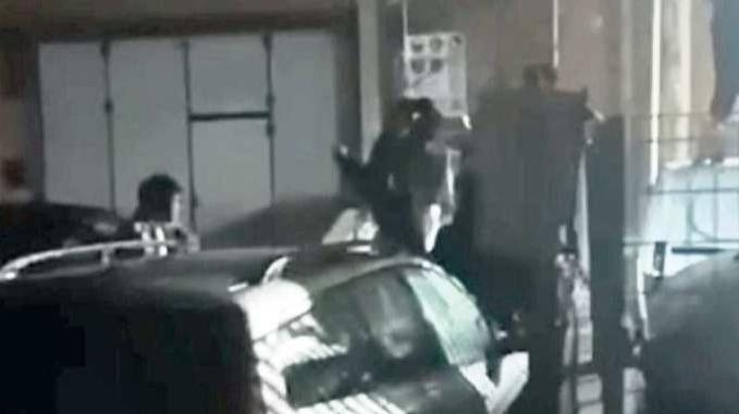 Un fermo immagine estratto dal video che mostra i momenti della lite e dell'investimento