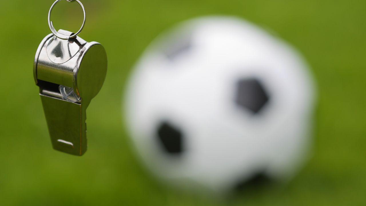 Calcio giovanile, scommesse e arbitri corrotti: due arresti in Toscana (padre e figlio)