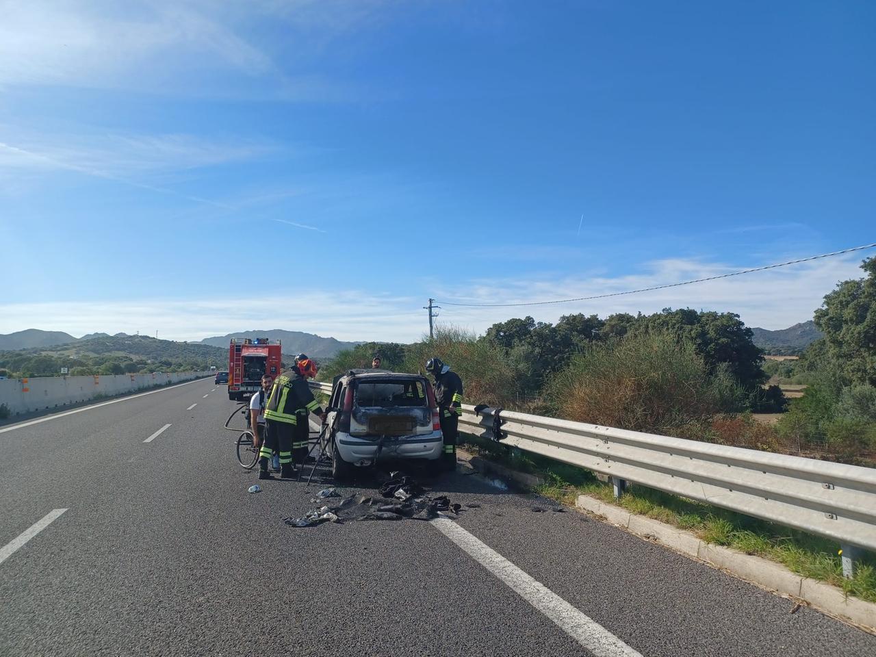 L’auto prende fuoco sulla Olbia-Sassari: il campione della Dinamo Lab riesce a mettersi in salvo
