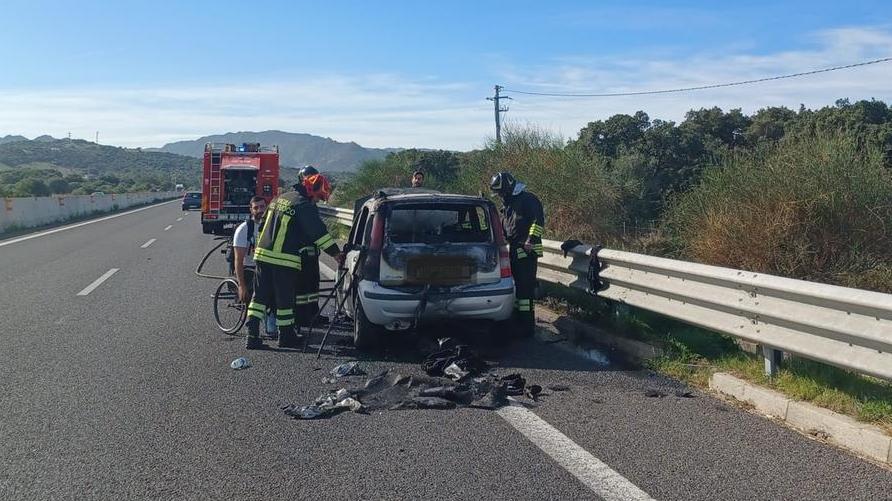 L’auto prende fuoco sulla Olbia-Sassari: il campione della Dinamo Lab riesce a mettersi in salvo