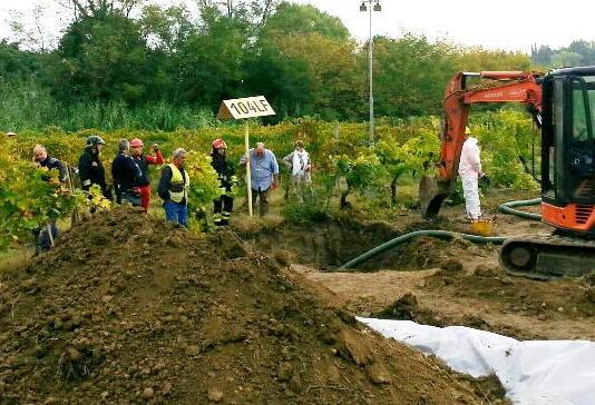 
	Vigili del fuoco, operai e tecnici al lavoro nei giorni successivi alla fuoriuscita dell&rsquo;idrocarburo dall&rsquo;oleodotto Eni all&rsquo;altezza di via Sottopoggio per San Donato

