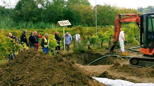 Vigili del fuoco, operai e tecnici al lavoro nei giorni successivi alla fuoriuscita dell’idrocarburo dall’oleodotto Eni all’altezza di via Sottopoggio per San Donato