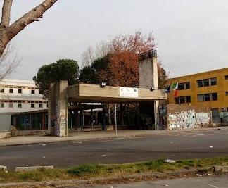 Prato, sedicenne preso a calci in testa davanti al Datini<br>
