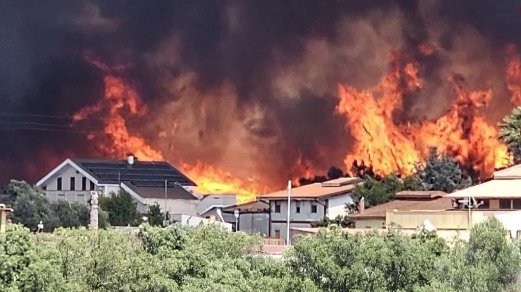 Incendi, dati choc: in Sardegna bruciata un’area grande quanto 5200 campi da calcio