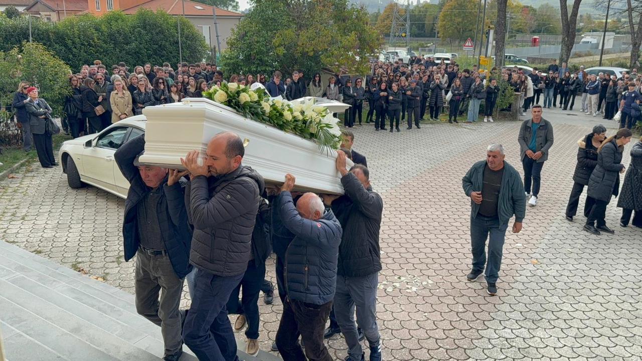 Un momento dei funerali del 19enne