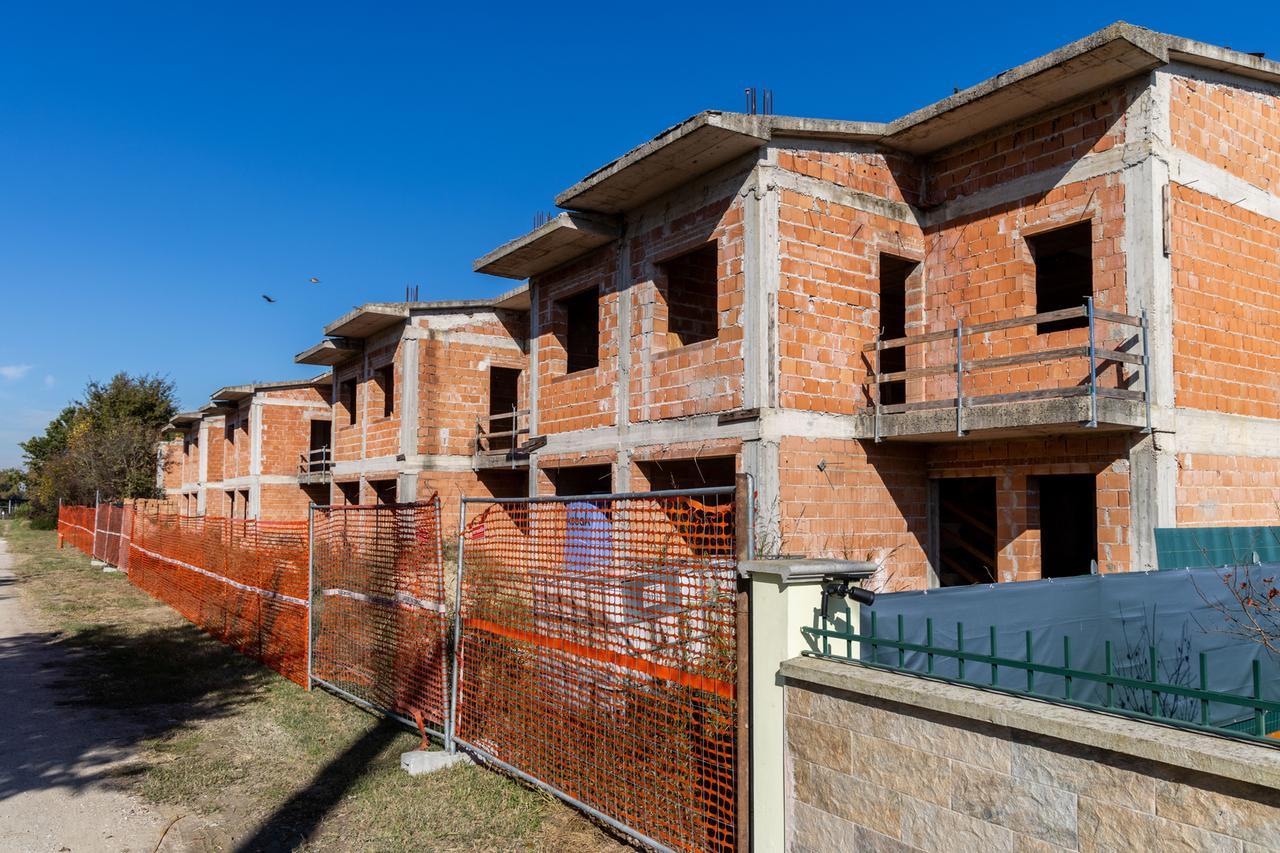 Edifici incompiuti e rifiuti a Malborghetto, bonifica in via Pasetta