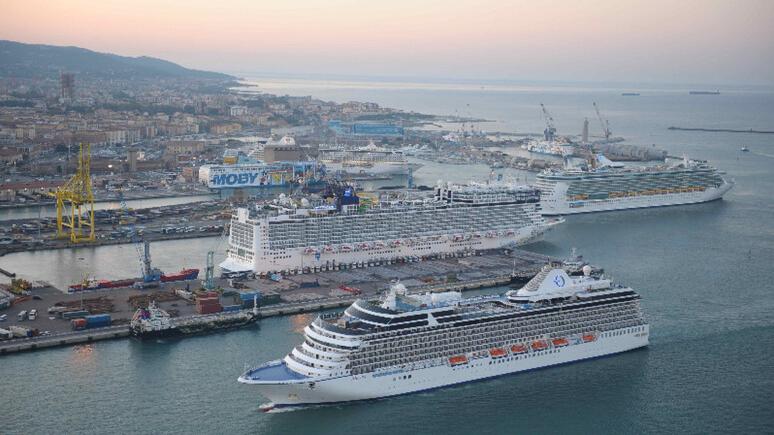 Il porto di Livorno (foto d'archivio)