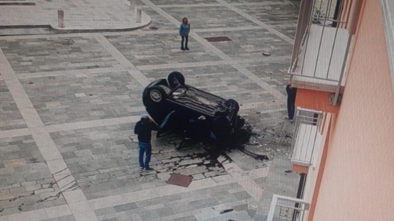 L'auto distrutta dopo lo schianto in piazza