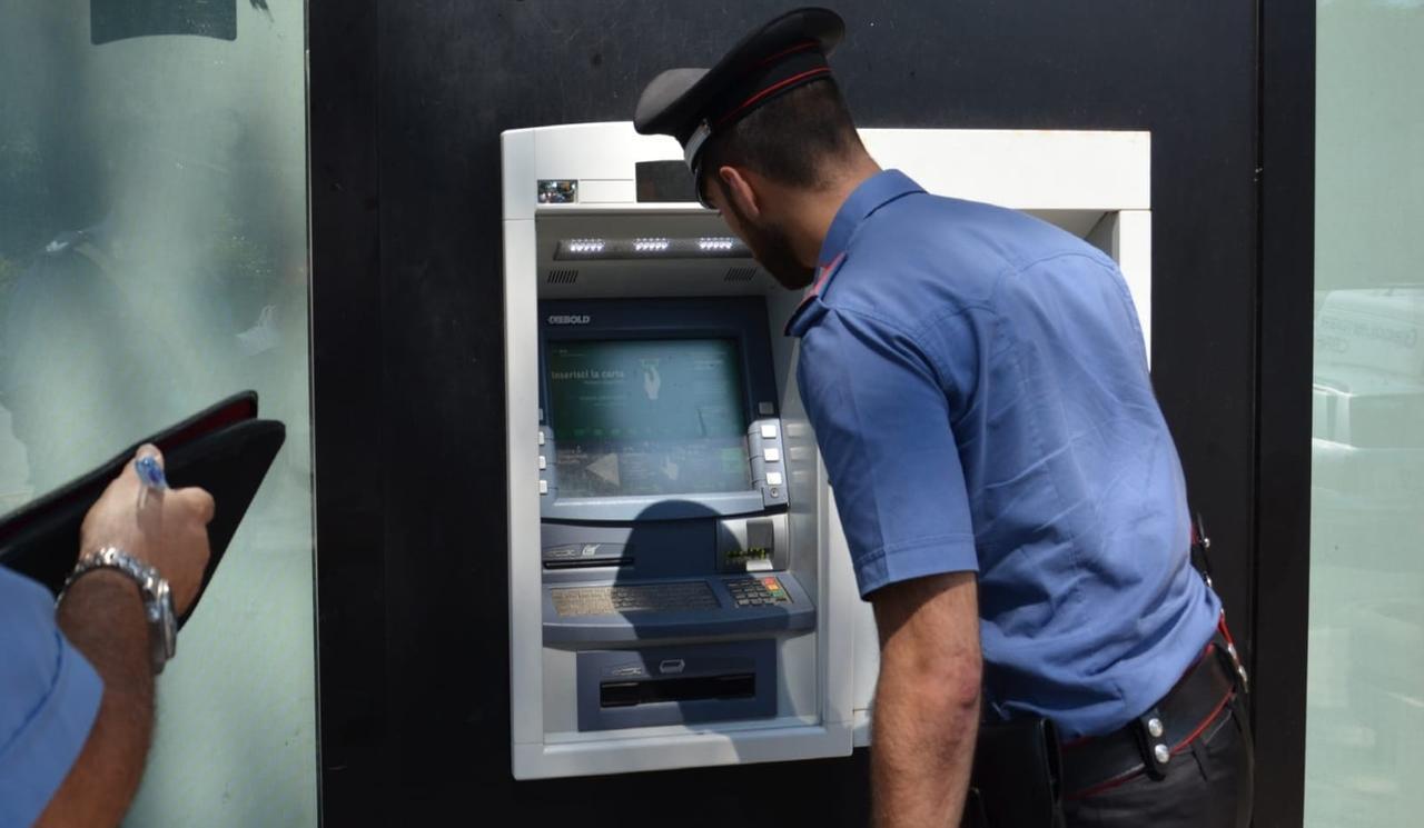 Badante rubava i soldi dal bancomat di un centenario: denunciato