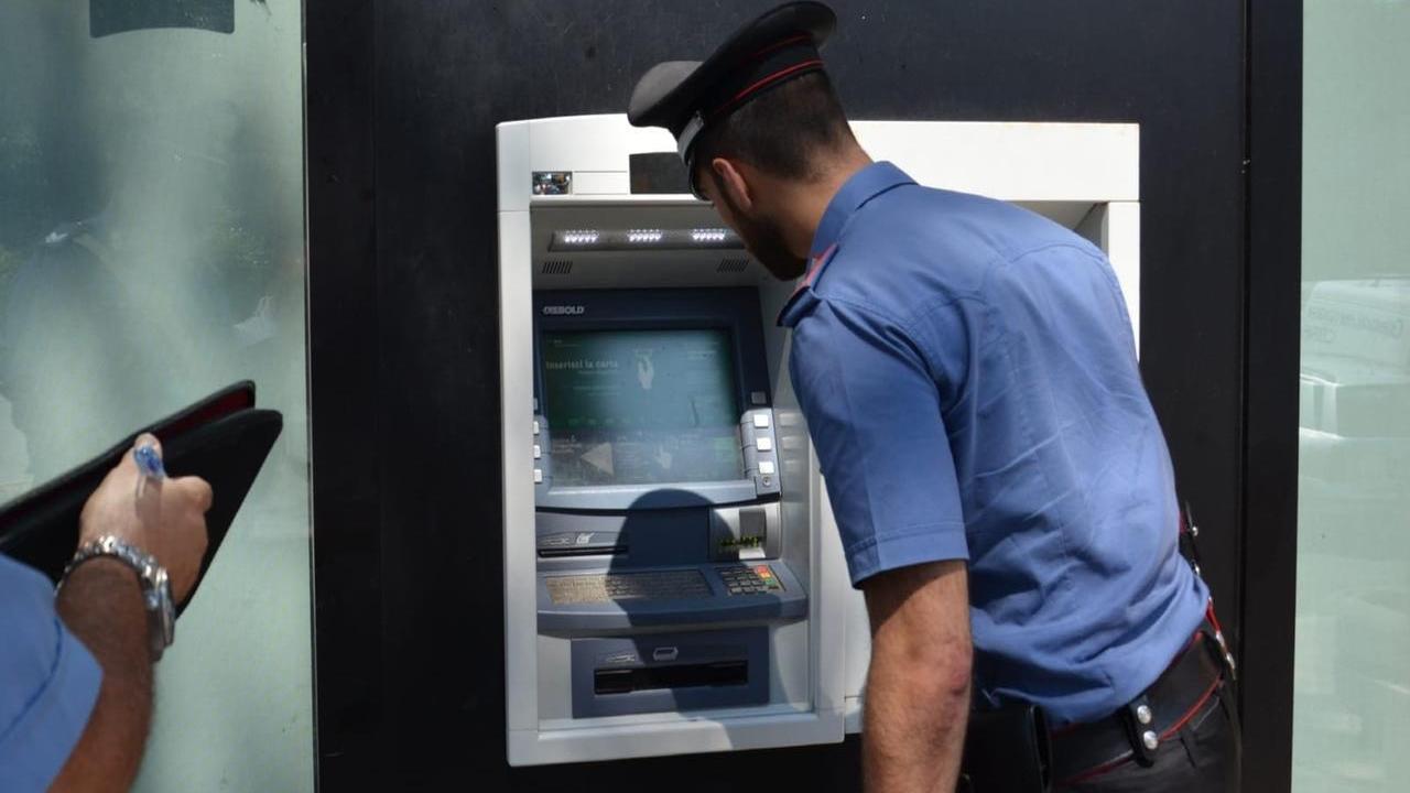 Badante rubava i soldi dal bancomat di un centenario: denunciato