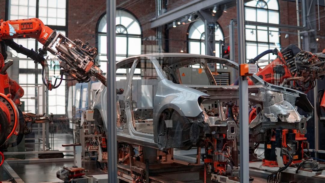 Crisi dei microchip, l’allarme di Acea: l’industria dell’auto europea rischia lo stop