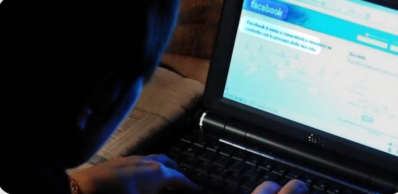 Possesso di materiale pedopornografico e odio razziale: un 26enne nei guai