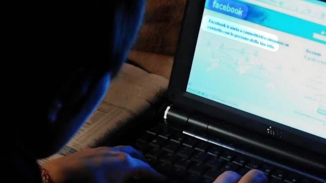 Possesso di materiale pedopornografico e odio razziale: un 26enne nei guai