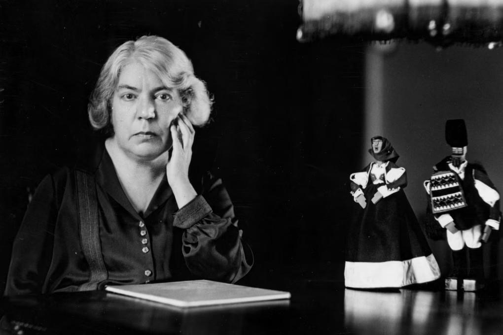 
	La scrittrice premio Nobel, Grazia Deledda

