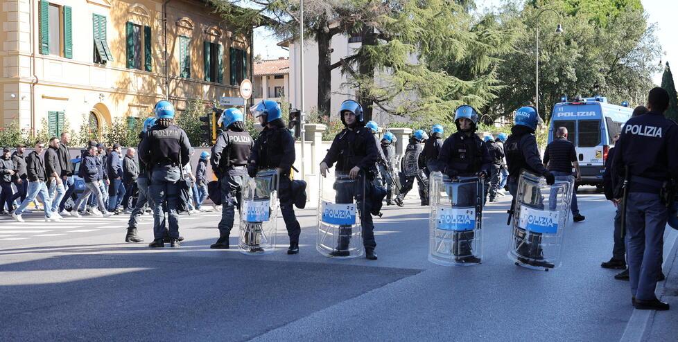 
	La polizia prima della gara col Verona

