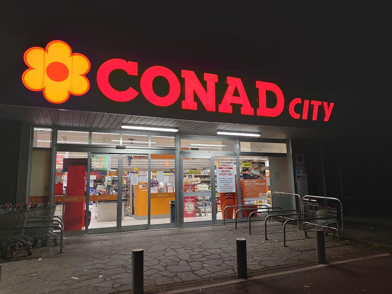 Armato di coltello e bastone rapina il Conad City e poi fugge