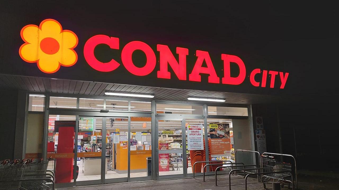 Armato di coltello e bastone rapina il Conad City e poi fugge