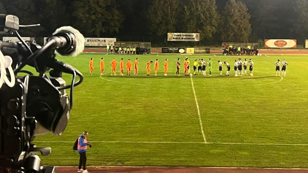 L'ingresso in campo delle due squadre (foto Facebook)