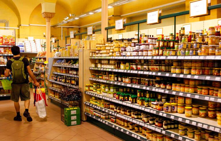 Bonus da 500 euro per fare la spesa, al via la carta “Dedicata a te”: a chi spetta e cosa si può acquistare