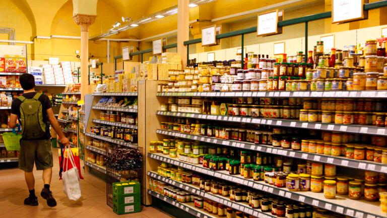 Bonus da 500 euro per fare la spesa, al via la carta “Dedicata a te”: a chi spetta e cosa si può acquistare