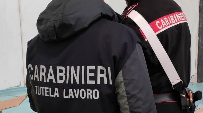 
	Due carabinieri durante un controllo (foto d'archivio)

