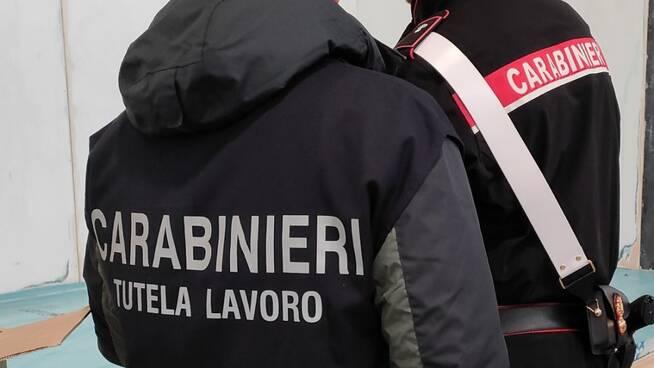 Due carabinieri durante un controllo (foto d'archivio)